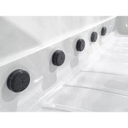  Detailansicht der Luftdüsen im Swim Spa – symmetrisch angeordnete Massageausgänge für sanfte Luftblasenmassage