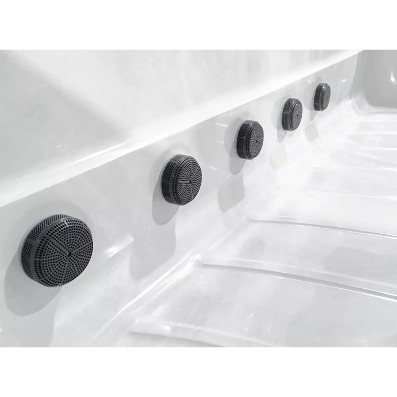  Detailansicht der Luftdüsen im Swim Spa – symmetrisch angeordnete Massageausgänge für sanfte Luftblasenmassage