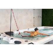  Athletin beim Rückenschwimmen im Swim Spa – ausbalanciertes Schwimmtraining in kompakter Umgebung