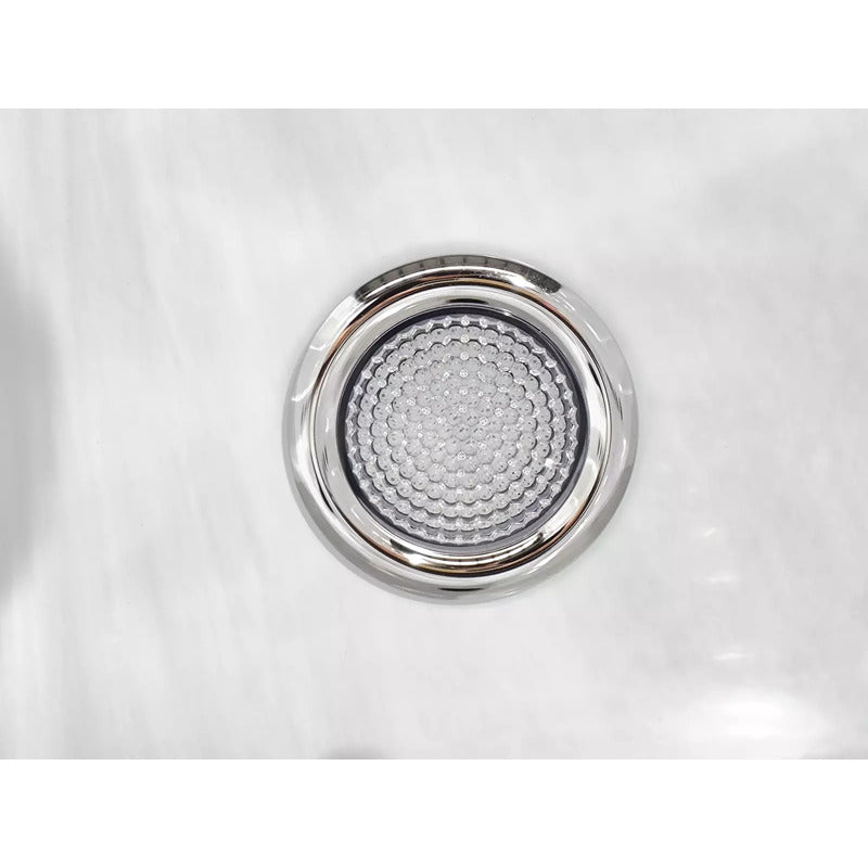  Detailansicht eines leistungsstarken Massagedüsensystems – verchromte Jet-Technologie im Acrylbecken