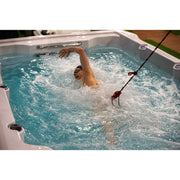  Person beim Schwimmtraining im Swim Spa – leistungsstarke Gegenstromanlage in Aktion