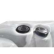  Nahaufnahme eines Bedienreglers im Swim Spa – edle Oberfläche mit taktilem Drehelement zur Funktionseinstellung