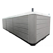  Seitenansicht des Swim Spas mit moderner Holzoptik-Verkleidung – klare Linienführung und elegante Oberflächen