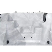  Integrierte Einstiegsstufe im Innenbereich des Swim Spas – ergonomisch geformter Zugang zur Schwimmzone