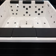 Innenraum des Platinum Spas Lounge Divine Outdoor Whirlpool 220x190x80 mit 42 Massagedüsen und Kopfstützen