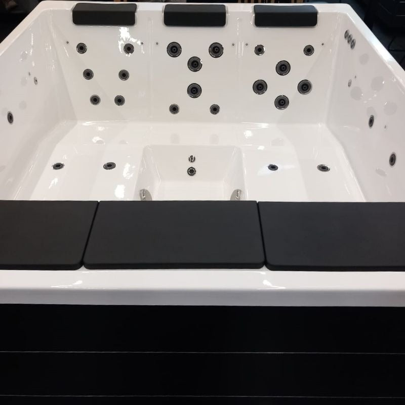 Innenraum des Platinum Spas Lounge Divine Outdoor Whirlpool 220x190x80 mit 42 Massagedüsen und Kopfstützen