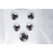 Fünffach-Düsenkombination im Platinum Spas Reims Outdoor-Whirlpool – für gezielte Hydrotherapie im Rückenbereich.