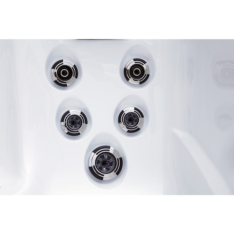 Fünffach-Düsenkombination im Platinum Spas Reims Outdoor-Whirlpool – für gezielte Hydrotherapie im Rückenbereich.