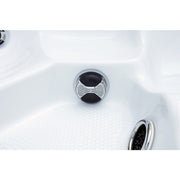 Bodenansicht mit Filtereinheit und Strukturfläche im Platinum Spas Reims Outdoor-Whirlpool – für sichere Standfläche und effektive Wasseraufbereitung.