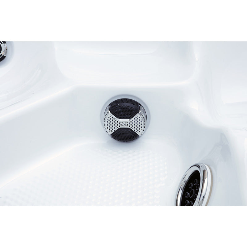 Bodenansicht mit Filtereinheit und Strukturfläche im Platinum Spas Reims Outdoor-Whirlpool – für sichere Standfläche und effektive Wasseraufbereitung.
