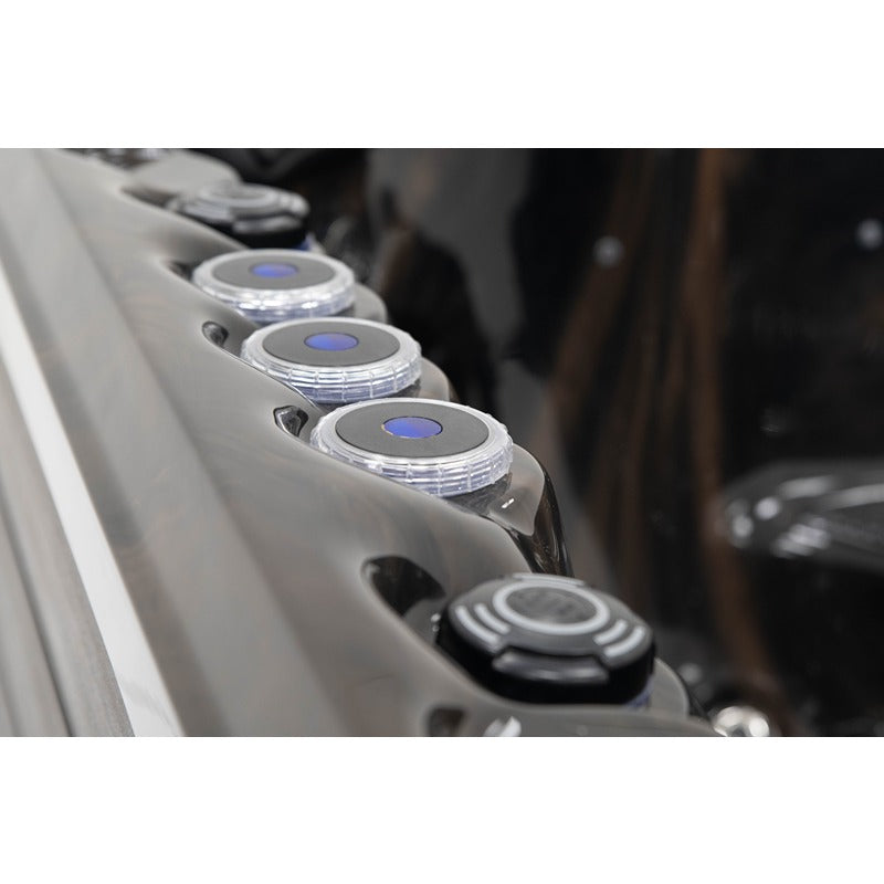 Detailansicht der LED-beleuchteten Massagedüsen im Platinum Spas Seville Whirlpool – elegante Integration in schwarzem Acryl mit feiner Technik