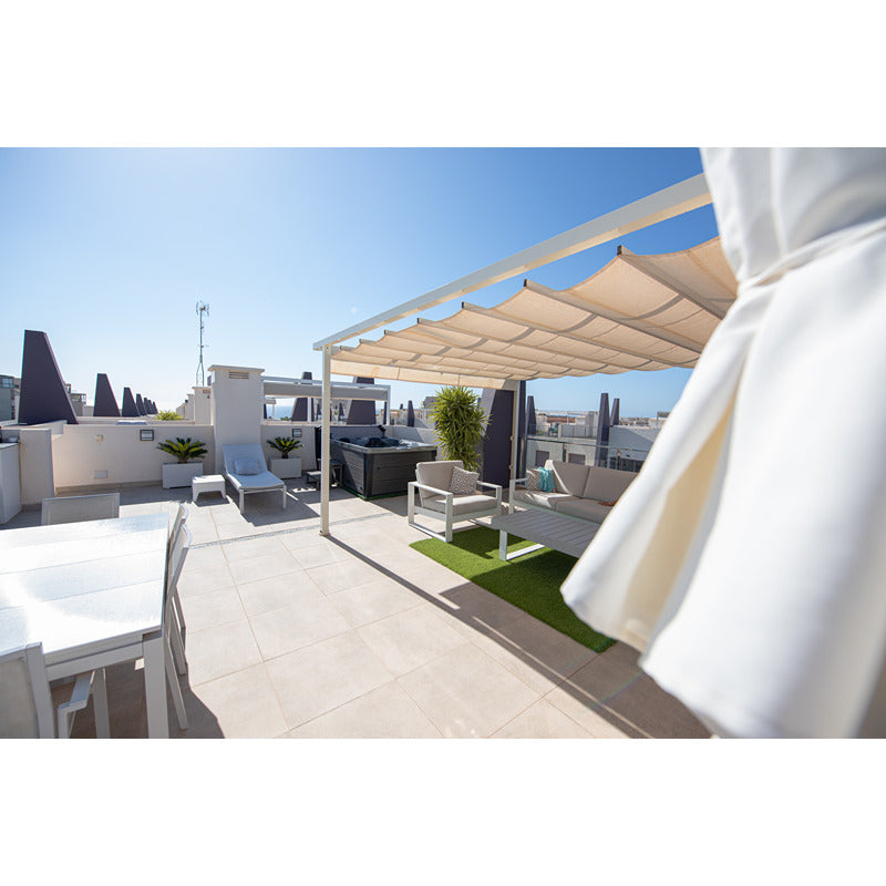 Dachterrasse mit Platinum Spas Topaz Outdoor Whirlpool – Premium, Farbe: Odyssey. Großzügige Sitz- und Liegeflächen unter modernem Sonnensegel