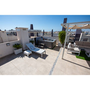 Zwei Personen genießen den Platinum Spas Topaz Outdoor Whirlpool – Premium auf einer sonnigen Dachterrasse mit weitem Ausblick
