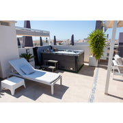 Dachterrasse mit Platinum Spas Topaz Outdoor Whirlpool – Premium, Farbe: Odyssey. Großzügige Sitz- und Liegeflächen unter modernem Sonnensegel.