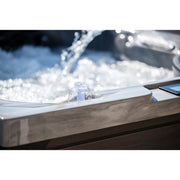 Nahaufnahme eines beleuchteten Wasserbrunnens im Platinum Spas Topaz Outdoor Whirlpool – Premium mit sprudelndem Wasser.
