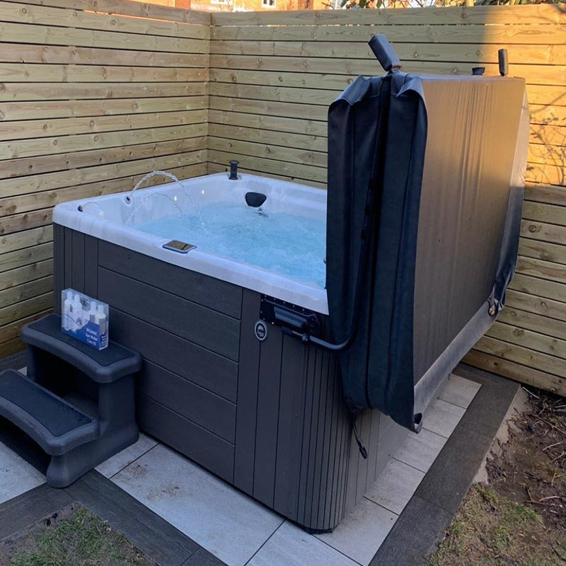 Platinum Spas Whirlpool mit aufgerichteter Abdeckung durch VX2 Lifter – funktionale Lösung für platzsparendes Öffnen