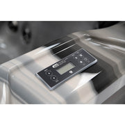 Platinum Spas Refresh Outdoor Whirlpool mit Deluxe-Steuerfeld, digitales Display und beleuchtete Kontrollschaltflächen auf weißem Wannenrand