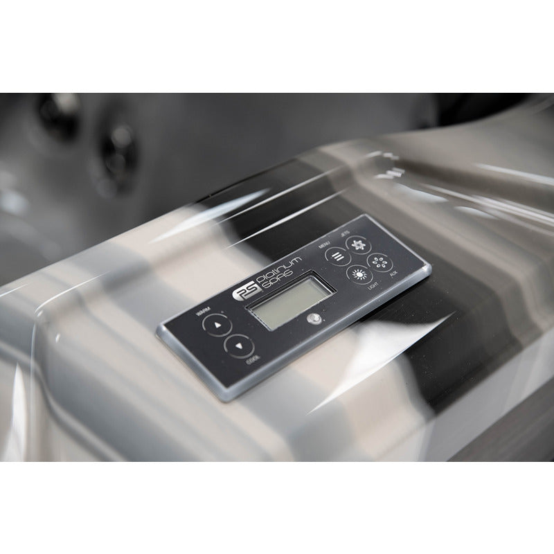 Platinum Spas Refresh Outdoor Whirlpool mit Deluxe-Steuerfeld, digitales Display und beleuchtete Kontrollschaltflächen auf weißem Wannenrand