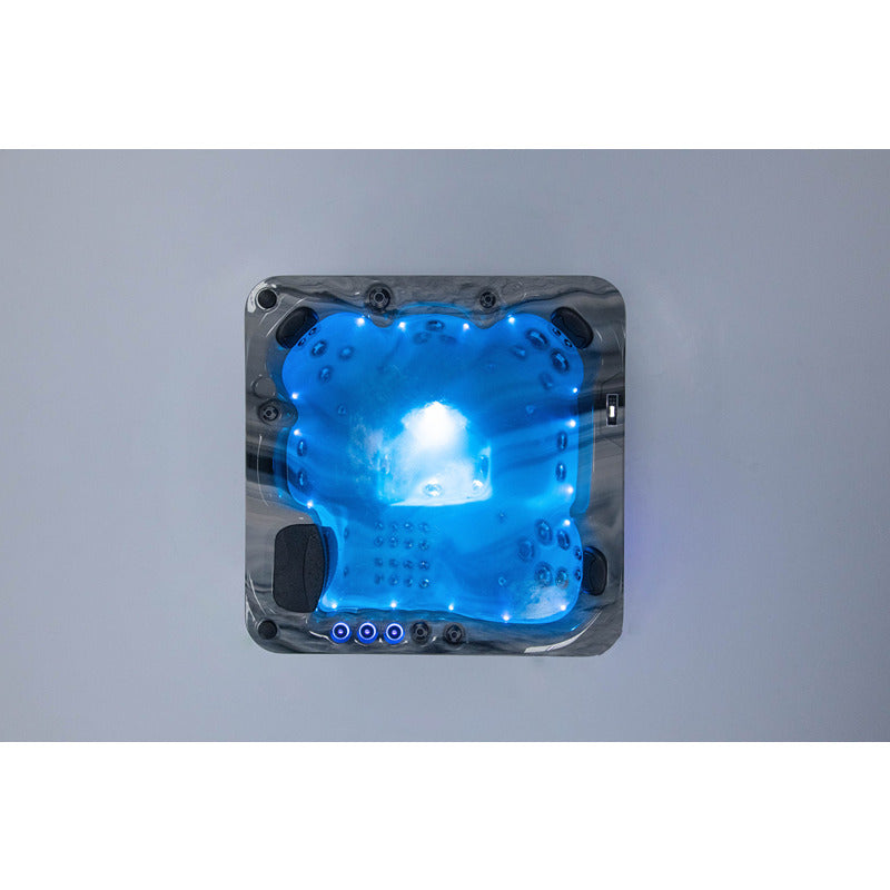 Platinum Spas Refresh Outdoor Whirlpool – Deluxe, für bis zu 6 Personen, Farbe: Odyssey. Draufsicht bei Nacht mit intensiv blauer LED-Beleuchtung.