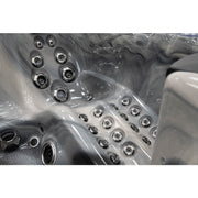 Nahaufnahme der Liegefläche im Platinum Spas Refresh Whirlpool – zahlreiche Massagedüsen und geschwungene Form für gezielte Hydrotherapie.