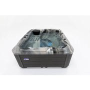 Platinum Spas Refresh Outdoor Whirlpool – mit Wasser befüllt, ohne Jets. Zeigt klare Wasseroberfläche, ergonomische Sitze und moderne Steuerung.