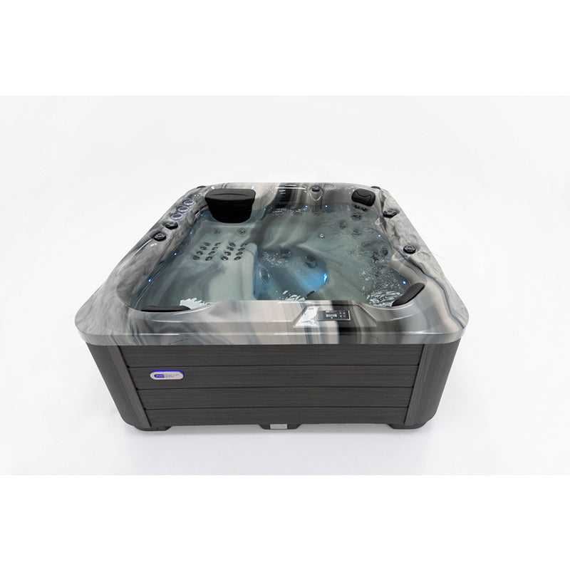 Platinum Spas Refresh Outdoor Whirlpool – mit Wasser befüllt, ohne Jets. Zeigt klare Wasseroberfläche, ergonomische Sitze und moderne Steuerung.