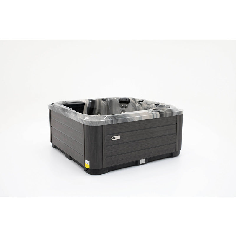 Platinum Spas Refresh Outdoor Whirlpool – Seitenansicht, Farbe: Odyssey. Zeigt elegantes Außendesign mit grauer Holzoptik-Verkleidung und abgerundeten Ecken.