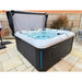 Platinum Spas Florence Outdoor Whirlpool mit Coverlifter – Luxury Range seitliche Ansicht im Garten