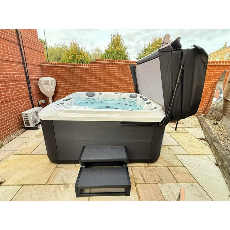 Platinum Spas Florence Whirlpool befüllt mit coverlifter und abdeckung offen – Luxury Range Outdoor-Whirlpool mit moderner Frontverkleidung