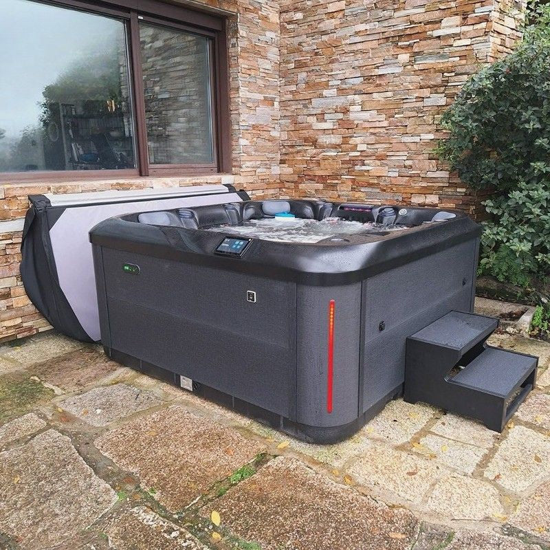 Platinum Spas Florence Whirlpool im Garten – Luxury Range Outdoor-Whirlpool in moderner Wohnumgebung in der Ecke