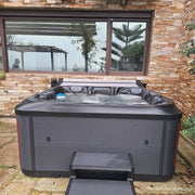 Platinum Spas Florence Whirlpool im Garten – Luxury Range Outdoor-Whirlpool in moderner Wohnumgebung