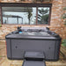 Platinum Spas Florence Whirlpool im Garten – Luxury Range Outdoor-Whirlpool in moderner Wohnumgebung