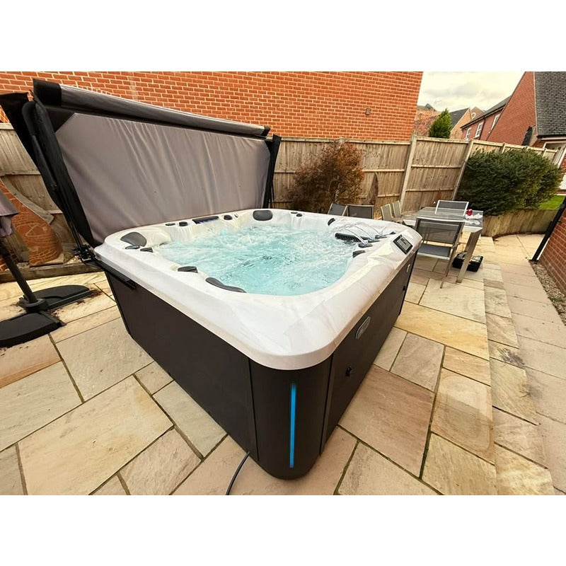 Platinum Spas Florence Luxury Range Whirlpool im Garten – Outdoor-Whirlpool mit Grill- und Terrassenbereich