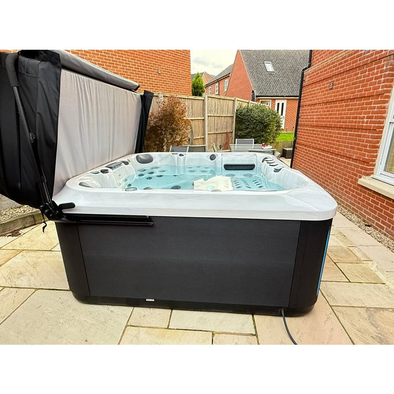 Platinum Spas Florence Whirlpool befüllt – Luxury Range Outdoor-Whirlpool mit moderner Frontverkleidung
