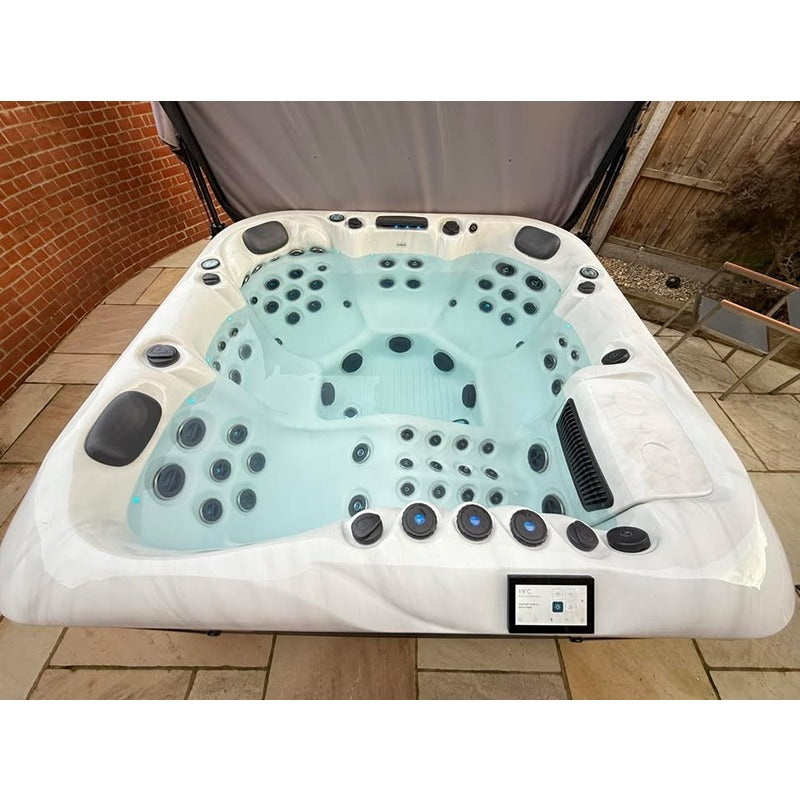 Platinum Spas Florence Whirlpool von oben – Luxury Range mit befülltem Becken und ergonomischen Sitzplätzen