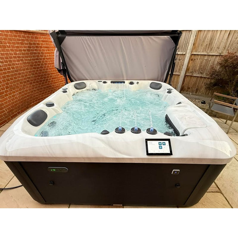 Platinum Spas Florence Whirlpool Innenansicht – Luxury Range mit beleuchtetem Wasserfall und Hydrotherapie-Düsen