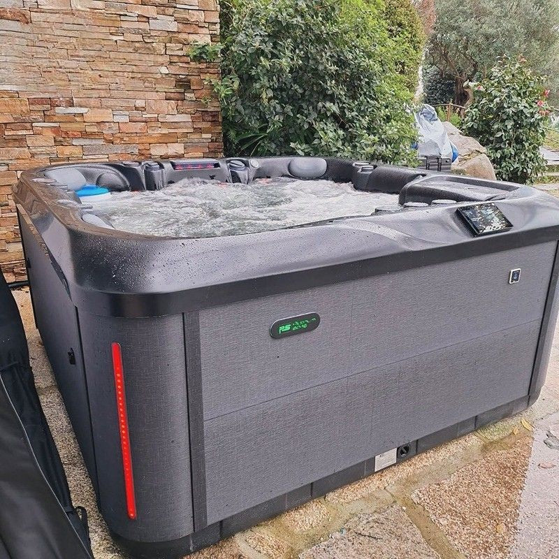 Platinum Spas Florence Whirlpool im Garten – Luxury Range Outdoor-Whirlpool in moderner Wohnumgebung