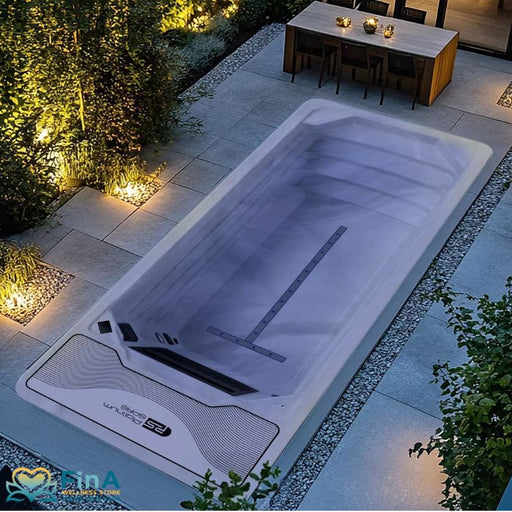 Eingelassener Mini Pool Hades Pro von Platinum Spas in Sterling Silver bei stimmungsvoller Gartenbeleuchtung auf moderner Terrasse mit Esstisch aus Holz.