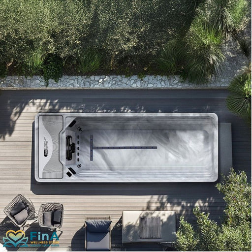 Eleganter Einbau des Platinum Spas Mini Pool Hades in Sterling Silver – vollständig versenkt in einer modernen Holzterrasse, umgeben von Designmöbeln und mediterraner Gartengestaltung.