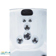 Detailansicht des Platinum Spas St Tropez Deluxe Whirlpools – ergonomischer Sitzbereich mit Nackenkissen und sechs Massagedüsen in vertikaler Anordnung, präsentiert von FinA Wellness Store.