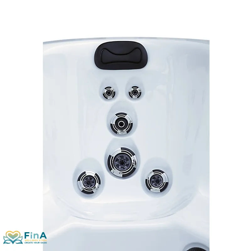 Detailansicht des Platinum Spas St Tropez Deluxe Whirlpools – ergonomischer Sitzbereich mit Nackenkissen und sechs Massagedüsen in vertikaler Anordnung, präsentiert von FinA Wellness Store.