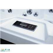 Detailaufnahme des Bedienfelds im Platinum Spas St Tropez Deluxe Whirlpool – digitales Balboa-Display zur Steuerung von Temperatur, Licht und Düsen, im Vordergrund weißes Acryl, im Hintergrund sichtbare Massagedüsen.