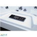 Detailaufnahme des Bedienfelds im Platinum Spas St Tropez Deluxe Whirlpool – digitales Balboa-Display zur Steuerung von Temperatur, Licht und Düsen, im Vordergrund weißes Acryl, im Hintergrund sichtbare Massagedüsen.