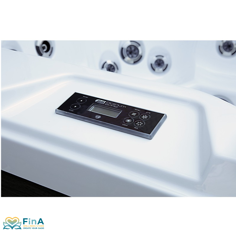 Detailaufnahme des Bedienfelds im Platinum Spas St Tropez Deluxe Whirlpool – digitales Balboa-Display zur Steuerung von Temperatur, Licht und Düsen, im Vordergrund weißes Acryl, im Hintergrund sichtbare Massagedüsen.
