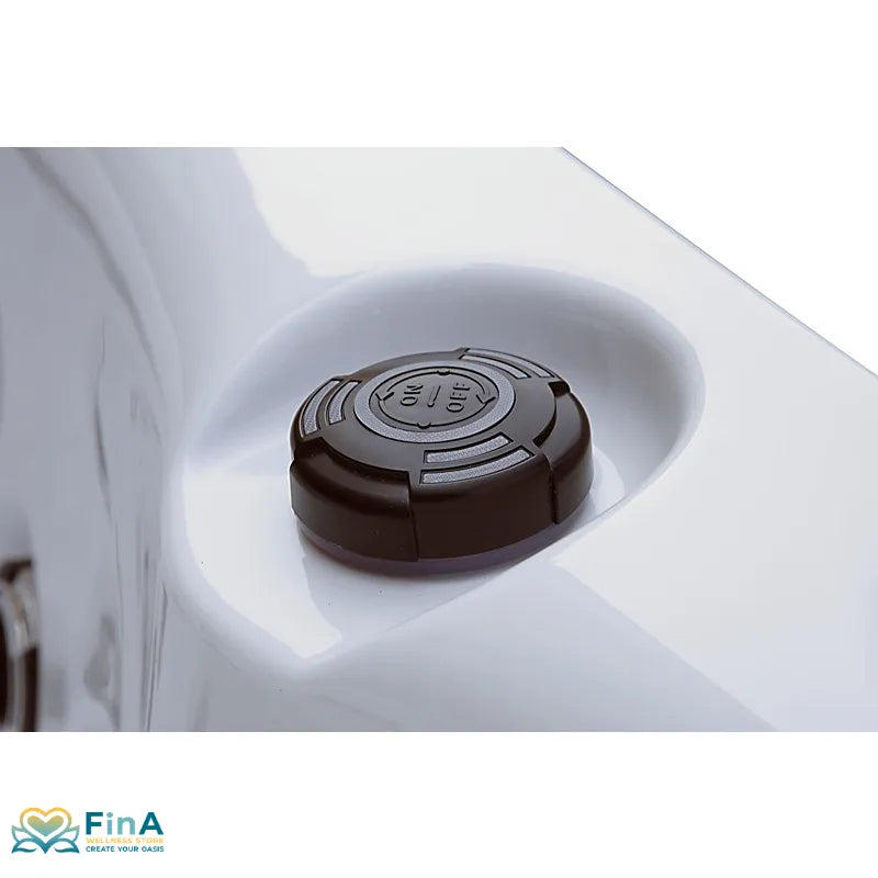 Detailansicht des Luftreglers im Platinum Spas St Tropez Deluxe Whirlpool – schwarzer Drehknopf mit On/Off-Markierung auf weißem Acrylrand, präsentiert von FinA Wellness Store.