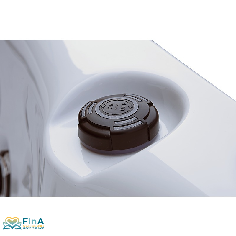 Detailansicht des Luftreglers im Platinum Spas St Tropez Deluxe Whirlpool – schwarzer Drehknopf mit On/Off-Markierung auf weißem Acrylrand, präsentiert von FinA Wellness Store.