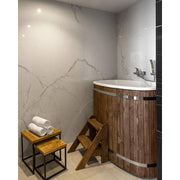 Polar Spa Standart 79 Eisbad aus Thermoholz im modernen Badezimmer mit 2-stufiger Treppe