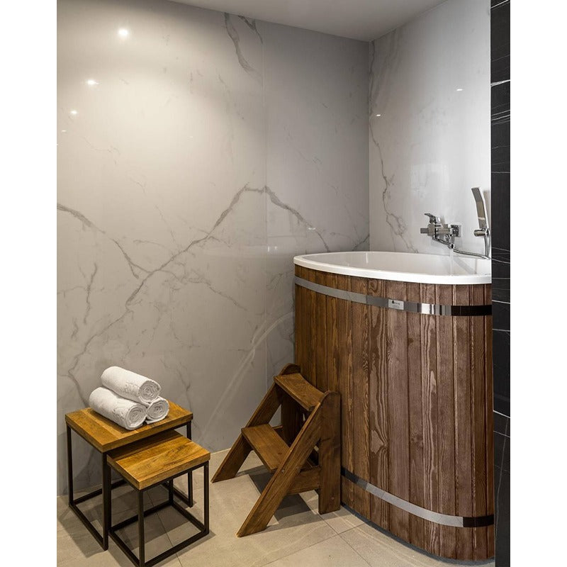 Polar Spa Standart 79 Eisbad aus Thermoholz im modernen Badezimmer mit 2-stufiger Treppe
