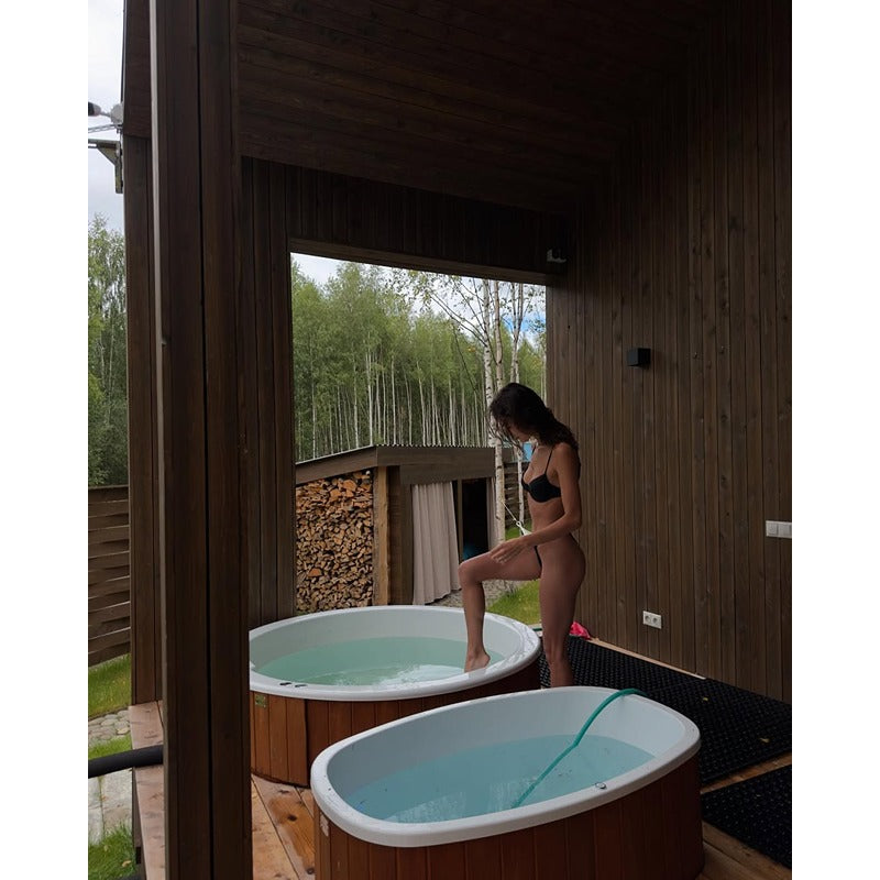 Polar Spa Standart 79 Eisbad aus Thermoholz auf überdachter Terrasse – Anwendung im Außenbereich