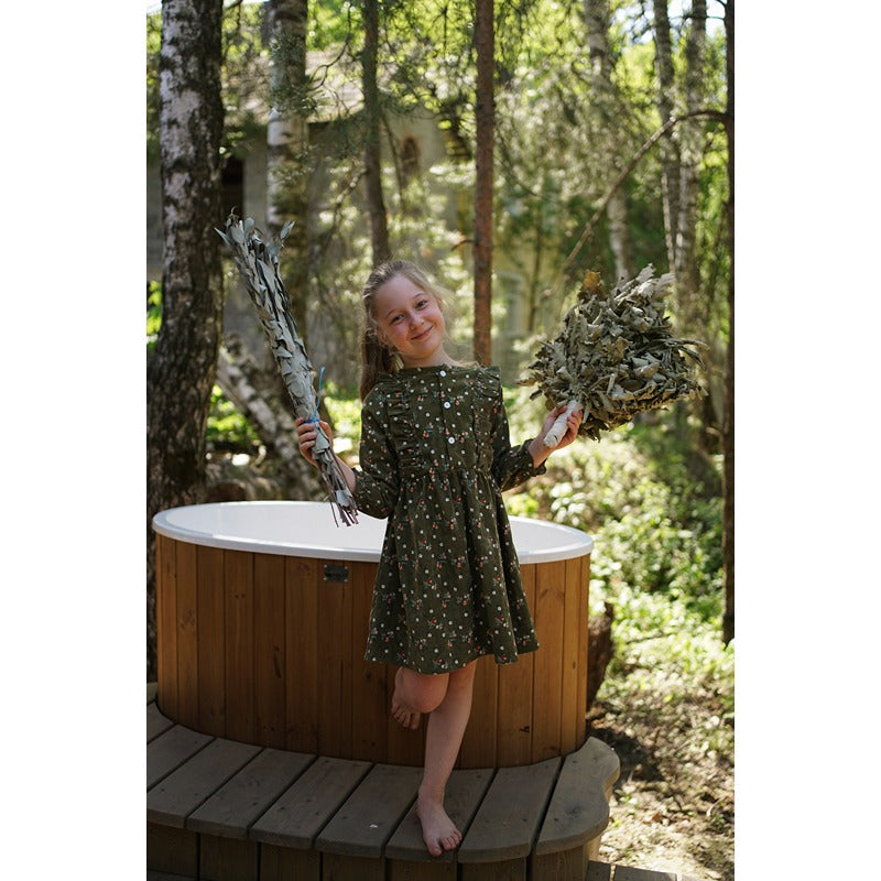 Polar Spa Standart 68 Eisbad aus Thermoholz im Garten – Lifestyle-Anwendung